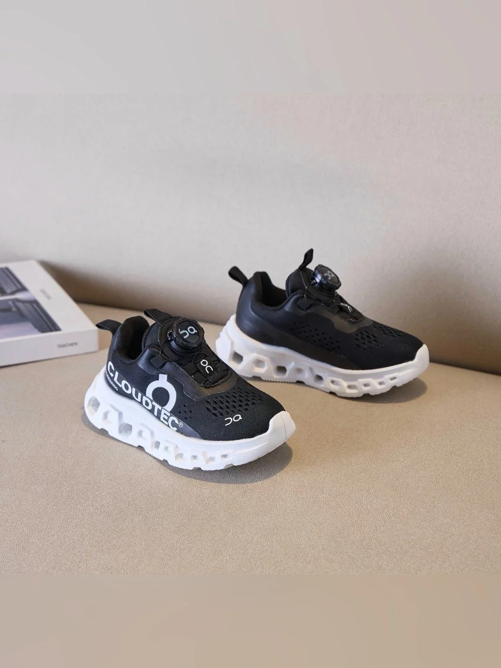On Running Kids cloud X Black and White Cloud-inspired
Sneakers🙋🏻♀️🙋🏻(SIZE 13C) - Picture 4 of 4
